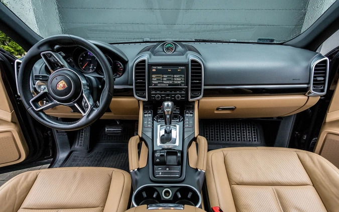 Porsche Cayenne cena 85000 przebieg: 440000, rok produkcji 2015 z Łeba małe 172